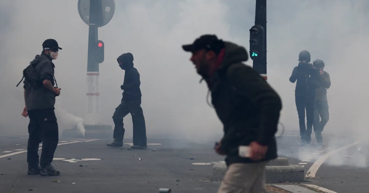 Violenti scontri alla marcia del Primo Maggio a Parigi: gruppi estremisti attaccano le imprese