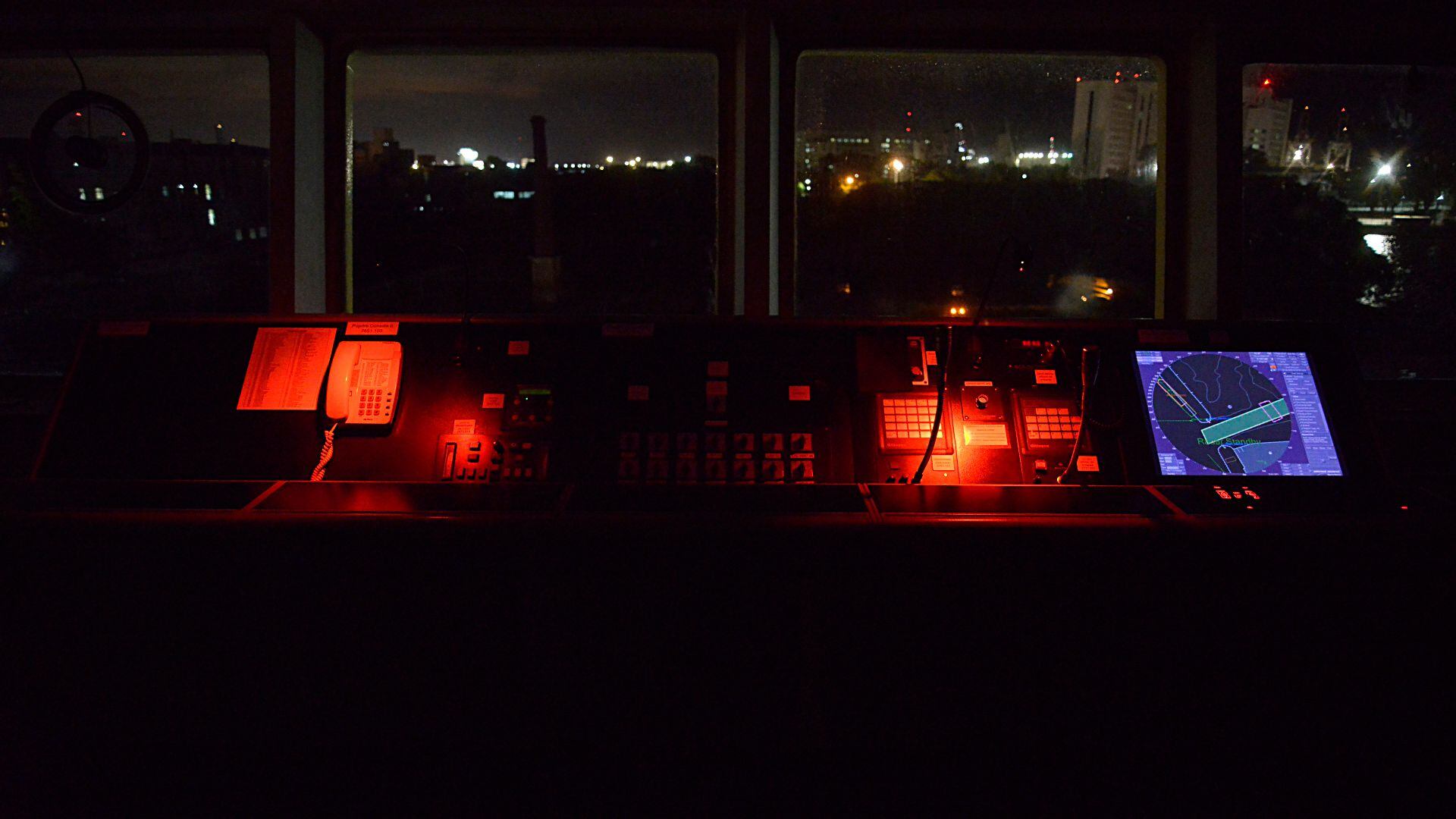 El puente de mando, por la noche.