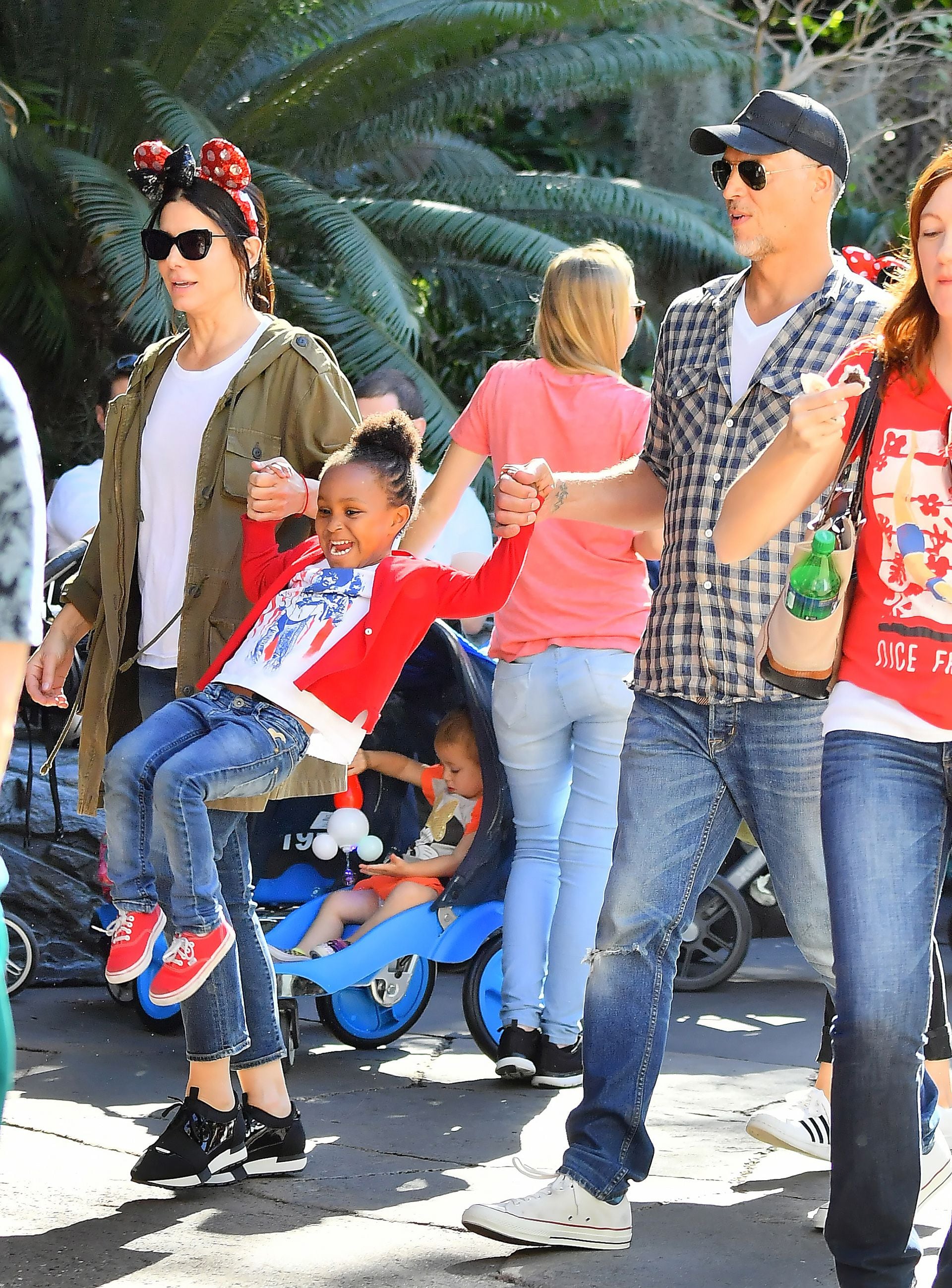 Sandra Bullock y su novio Bryan Randall se unen a Jason Bateman y su familia mientras pasan el día en Disneyland. Los Angeles, Feb 18, 2018. Photo © 2018 Mega/The Grosby Group