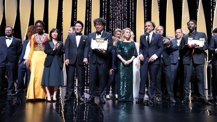 Bong Joon-Ho ganó la Palma de Oro del Festival de Cine de Cannes y posó junto a miembros del jurado (Crédito: Valery Hache / AFP)