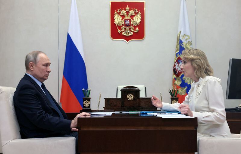 La CPI emitió el viernes una orden contra Putin, por la deportación ilegal a Rusia de niños ucranianos, y también contra María Lvova-Belova, Comisionada para los Derechos del Niño en la Oficina del Presidente de Rusia, que afronta la misma acusación. (Sputnik/Mikhail Metzel/Pool via REUTERS)