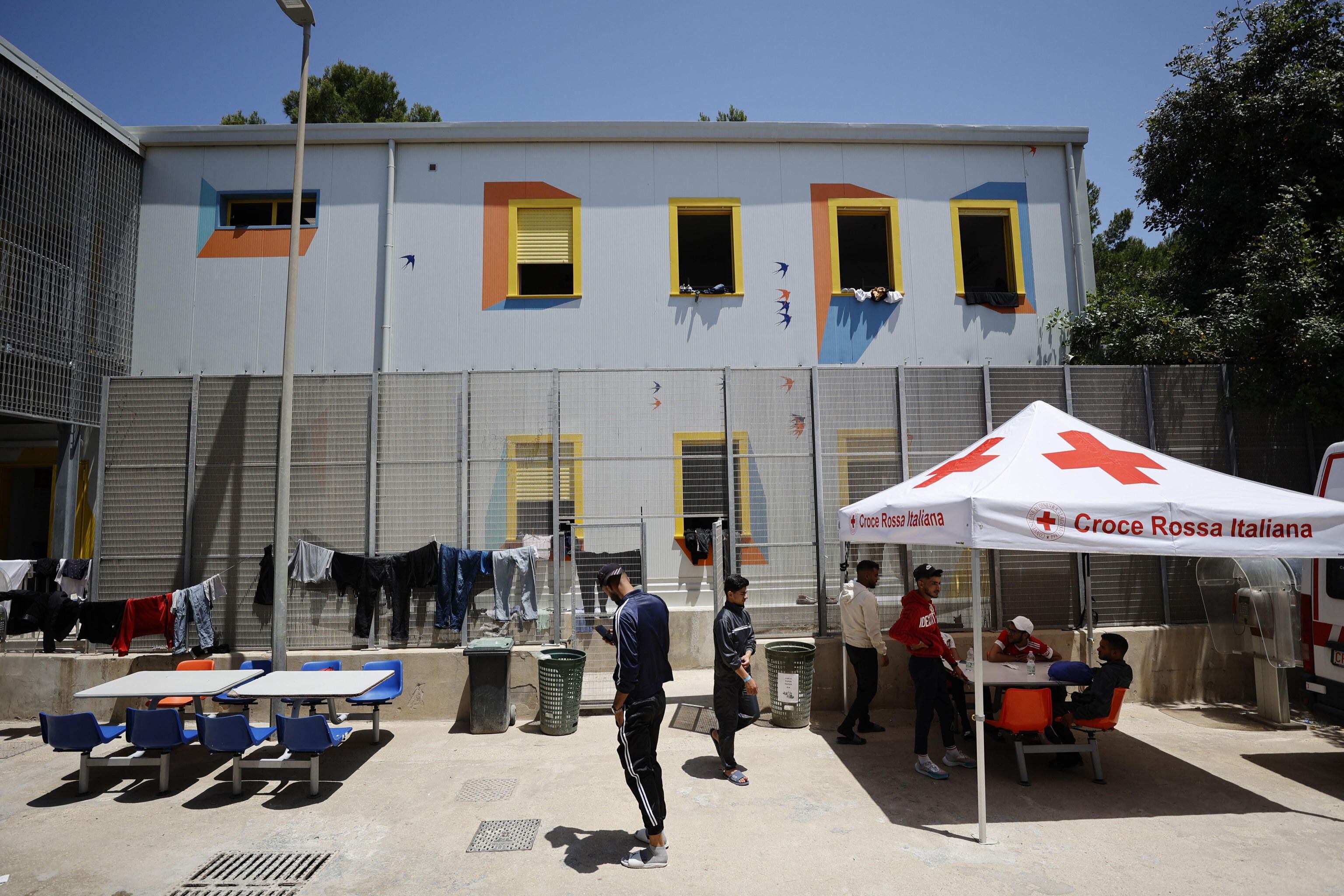 Imagen del centro que recibe a los migrantes una vez que arriban en Lampedusa. Europa Press/Contacto/Vincenzo Livieri
