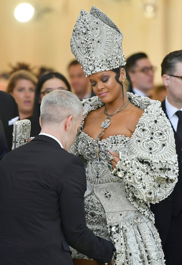 Rihanna fue quien mÃ¡s polÃ©mica despertÃ³ con su vestido papal. La consigna del Met era âCuerpos celestes: la Moda y la ImaginaciÃ³n CatÃ³licaâ. Y ella lo respetÃ³ (AFP)