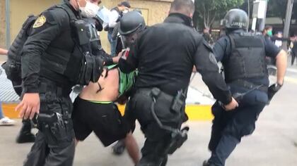 En las manifestaciones por lamuerte de Giovanni López también se acusó de represión policial 
(Foto: @ZonaDocs/Twitter.)