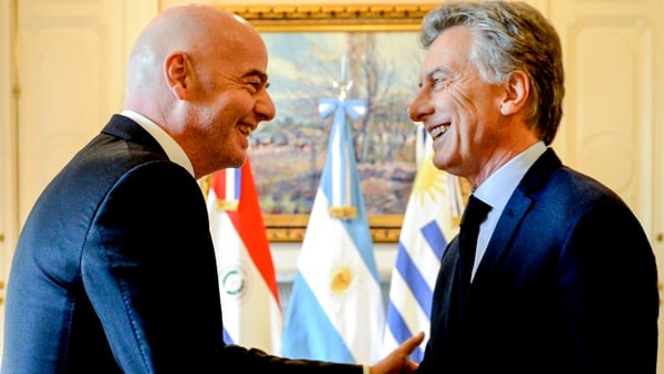 Entre risas Infantino y Macri, tras la reunión (Télam)