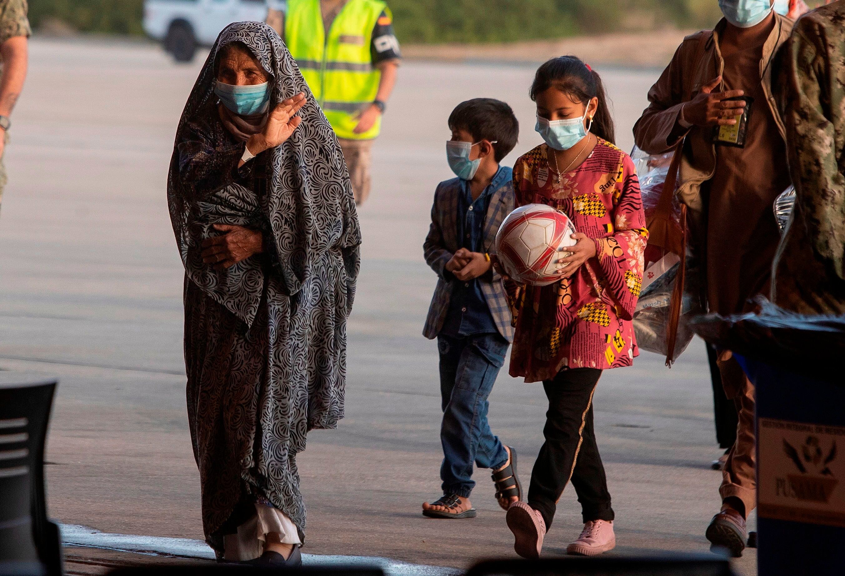 Refugiados evacuados de Afganistán en la base naval de Rota (Cádiz). EFE/Román Ríos /Archivo
