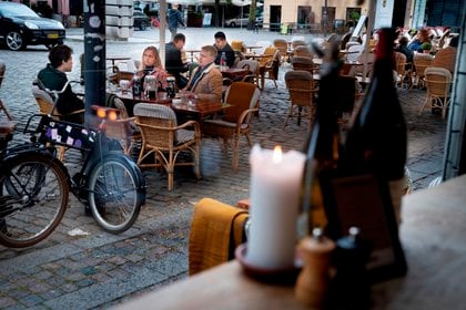 Personas en un restaurante en Dinamarca tras la reapertura (EFE/EPA/Liselotte Sabroe)