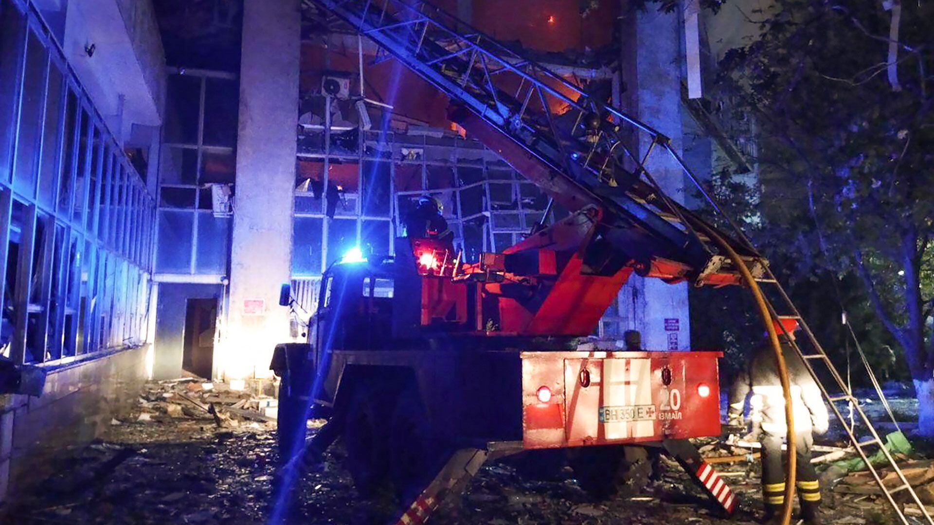 En esta foto facilitada por el gobernador de la región, Oleh Kiper, rescatistas trabajan en la escena de un ataque con drones en la región de Odesa, Ucrania, a primera hora del miércoles 2 de agosto de 2023. (Canal de Telegram del gobernador de la región de Odesa, Oleh Kiper, vía AP)