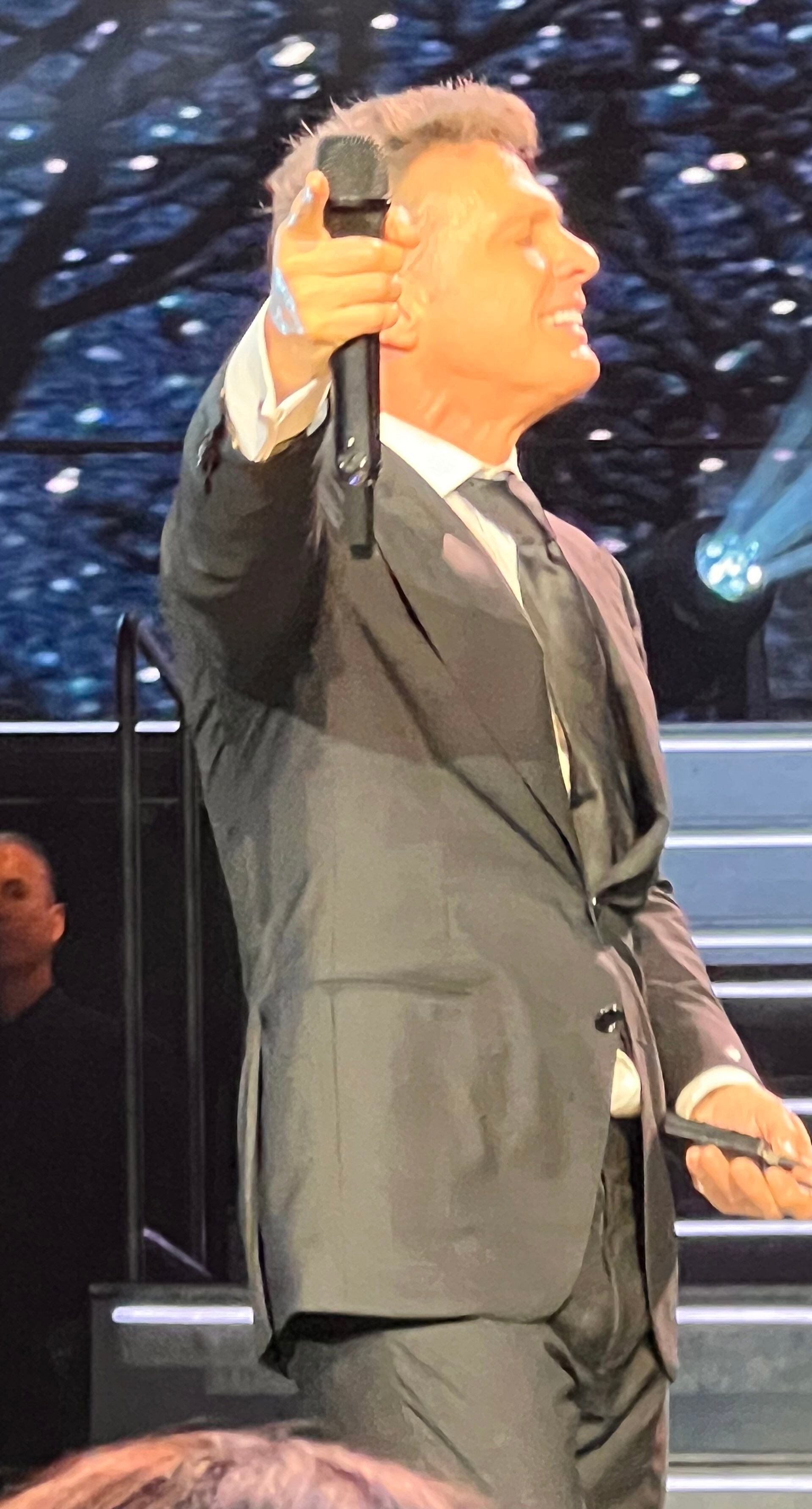 Vestido con un traje negro elegante, Luis Miguel conquistó a su audiencia en Miami. 