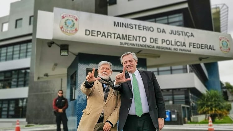 Alberto Fernández junto al ex canciller Celso Amorin en la puerta del establecimiento donde está detenido Lula