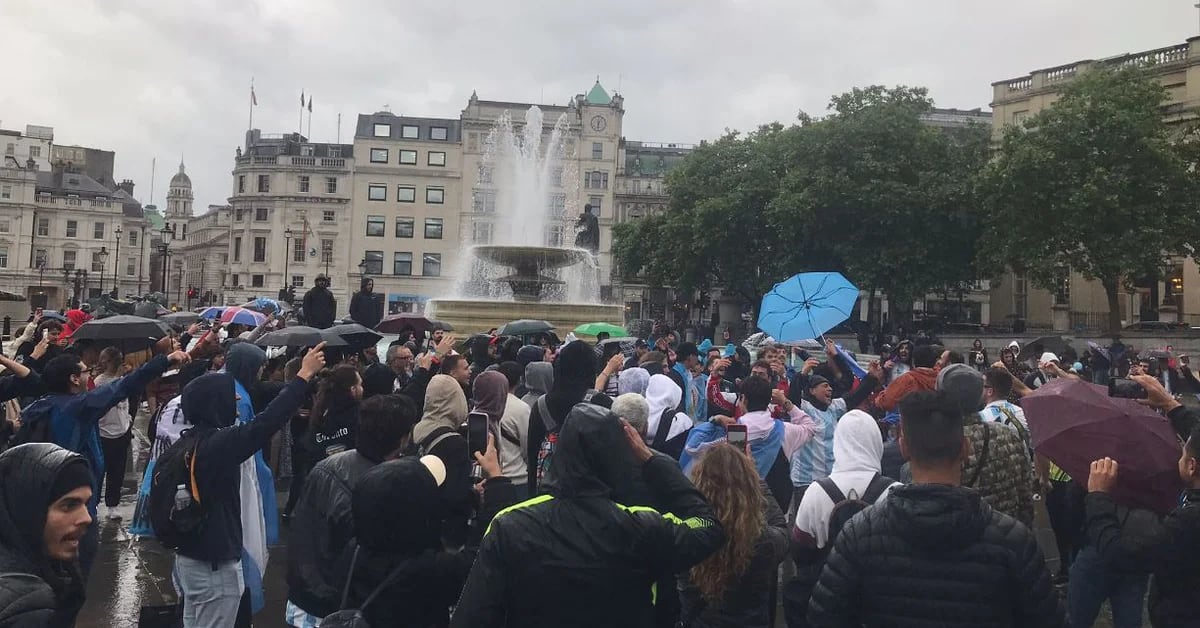 Centinaia di argentini sono scesi nelle strade di Londra per sventolare la bandiera a sostegno della nazionale in vista della finale contro l’Italia.