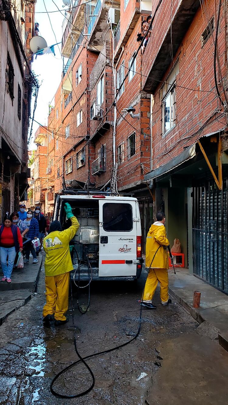 Personal del gobierno porteño realiza tareas de limpieza con hidrolavadoras