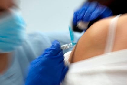 En el caso de las personas con enfermedades respiratorias, primero deberían vacunarse para prevenir el COVID-19. Si reciben el turno para la vacunación de COVID, deben diferir la vacuna contra el neumococo y la vacuna antigripal. EFE/
