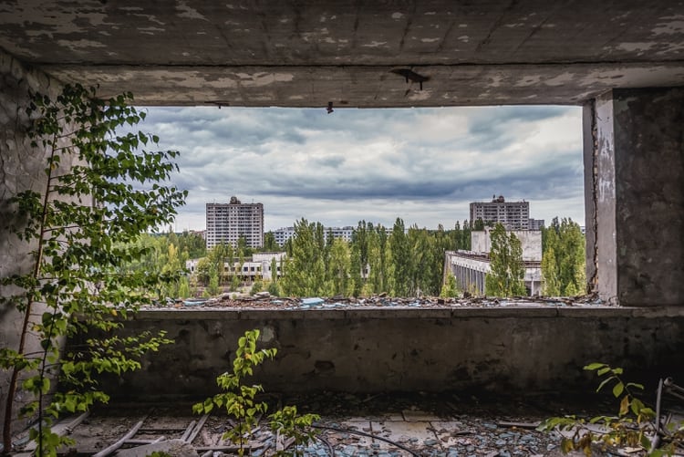 Un hotel abandonado en Pripyat, a pocos kilómetros de Chernobyl, donde tuvo lugar el peor desastre nuclear en la historia de Europa ( Fotokon / Shutterstock via theconversation.com)