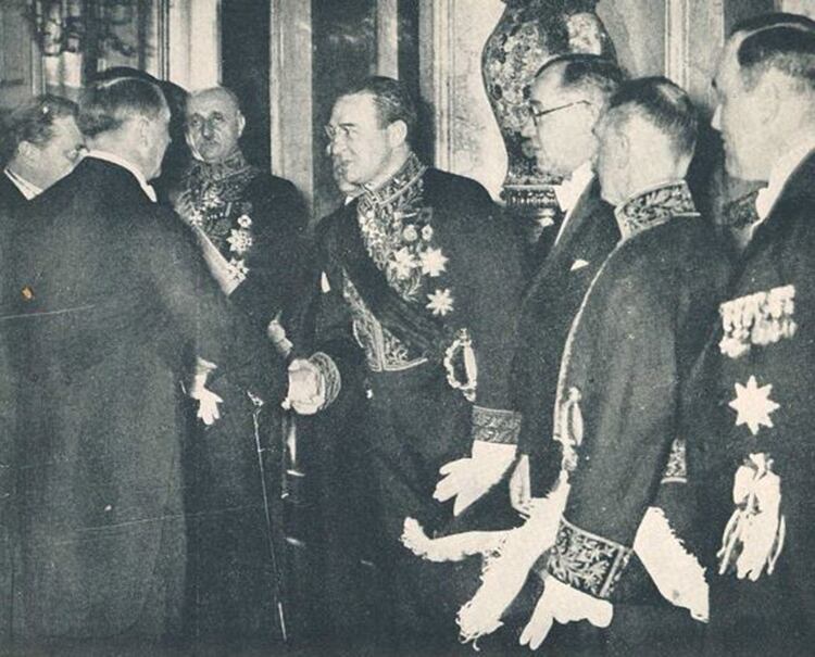 Hitler saluda al embajador el 8 de febrero de 1933 durante su primera recepción al Cuerpo Diplomático. Según Labougle, el Führer lucía frac, su peinado estaba desaliñado y observó que “no teniendo cinturón donde siempre ponía sus manos, sus dedos jugaban algo nerviosamente con los puños de la camisa y las mangas demasiado largas”