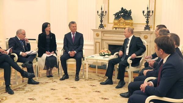 La delegación argentina encabezada por Macri dialoga con sus pares rusos (Presidencia)