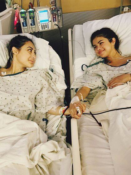 Selena con su amiga y donante, la actriz Francia Raisa, tras su trasplante de riñón