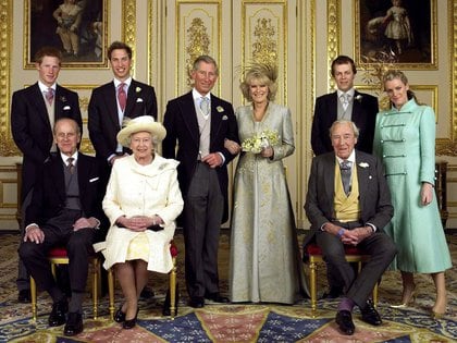 El príncipe Harry, el príncipe William, el príncipe Carlos, la duquesa Camilla de Cornualles, Laura y Tom Parker Bowles, el príncipe Felipe, la reina Isabel II y el comandante Bruce Shand en el salón blanco del castillo de Windsor en la boda de sucesor al trono con Camilla Parker-Bowles el 9 de abril de 2005 