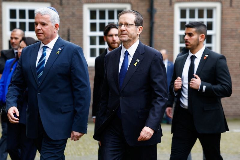 El presidente israelí, Isaac Herzog, camina cerca de la Sinagoga Portuguesa el día de la inauguración del Museo Nacional del Holocausto, en Ámsterdam (REUTERS/Piroschka van de Wouw)