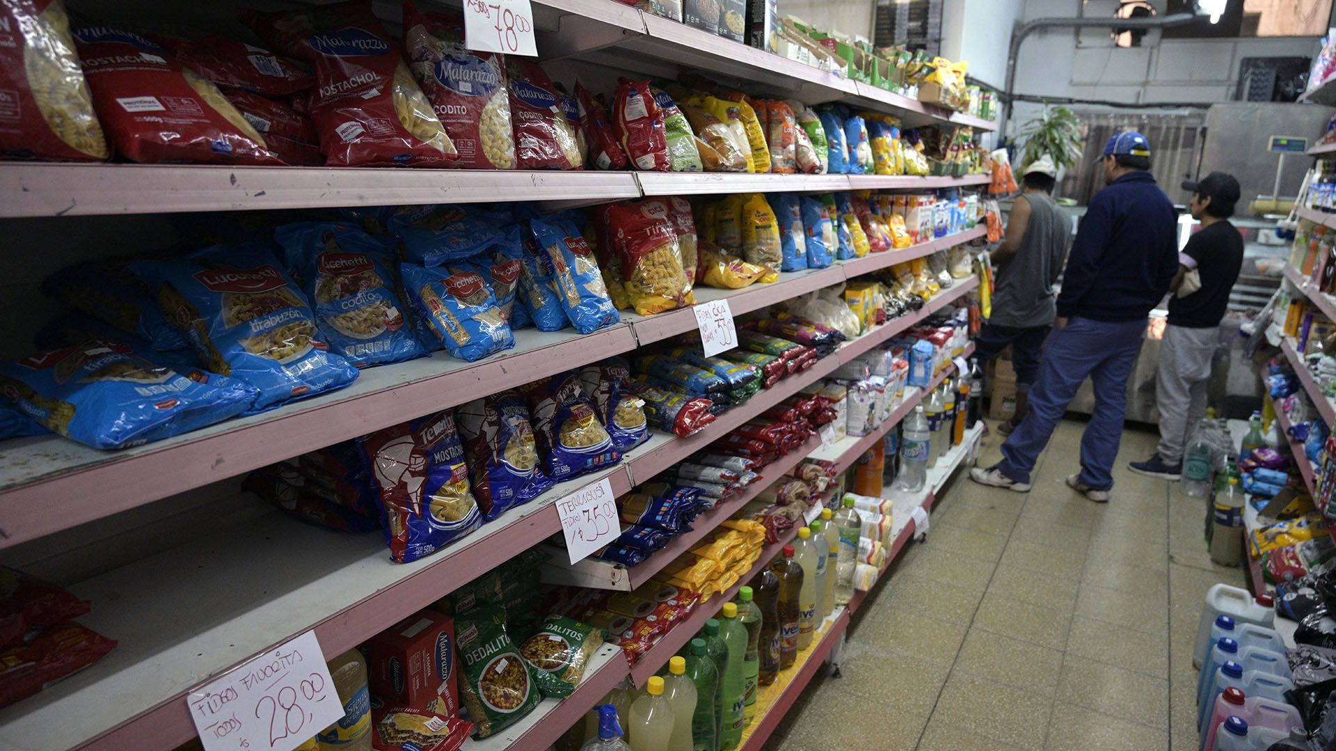 Pasta is sold in a small market in Buenos Aires on April 16, 2019, day in which the official statistics agency will announce the inflation rate of March. - President Mauricio Macri will announce on April 17 anti-inflationary measures to reactivate the economy in recession-hit Argentina. (Photo by Juan MABROMATA / AFP)