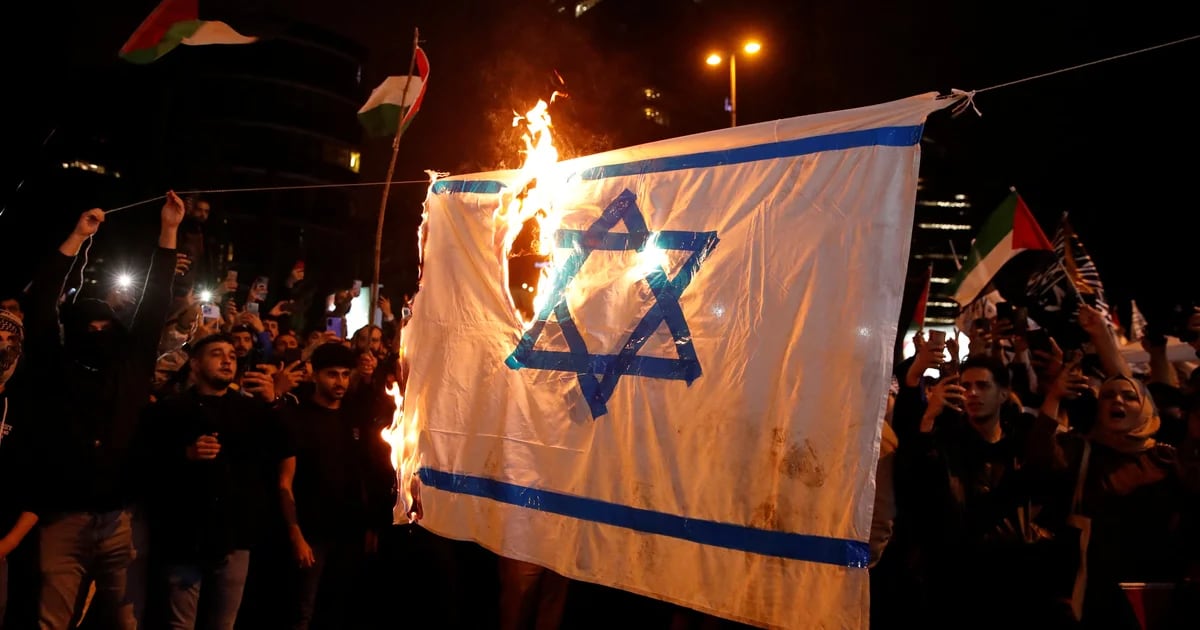 Le ambasciate di Israele, degli Stati Uniti e di altri paesi occidentali sono state attaccate in diverse città del Medio Oriente