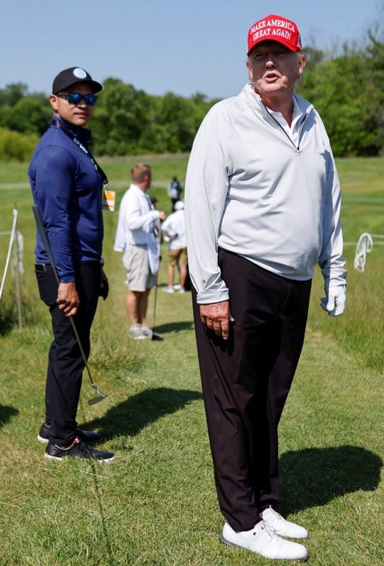 Walt Nauta junto a Donald Trump durante un torneo de golf en el Trump National Golf Club en Sterling, Virginia (REUTERS/Jonathan Ernst)