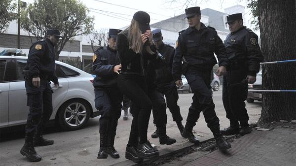 A la joven la acompañaron tres policías hasta los Tribunales. La gente gritó “asesina”(Ricardo Santellan)