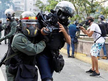 Cuepor militares y plociales arrecian contra periodistas venezolanos