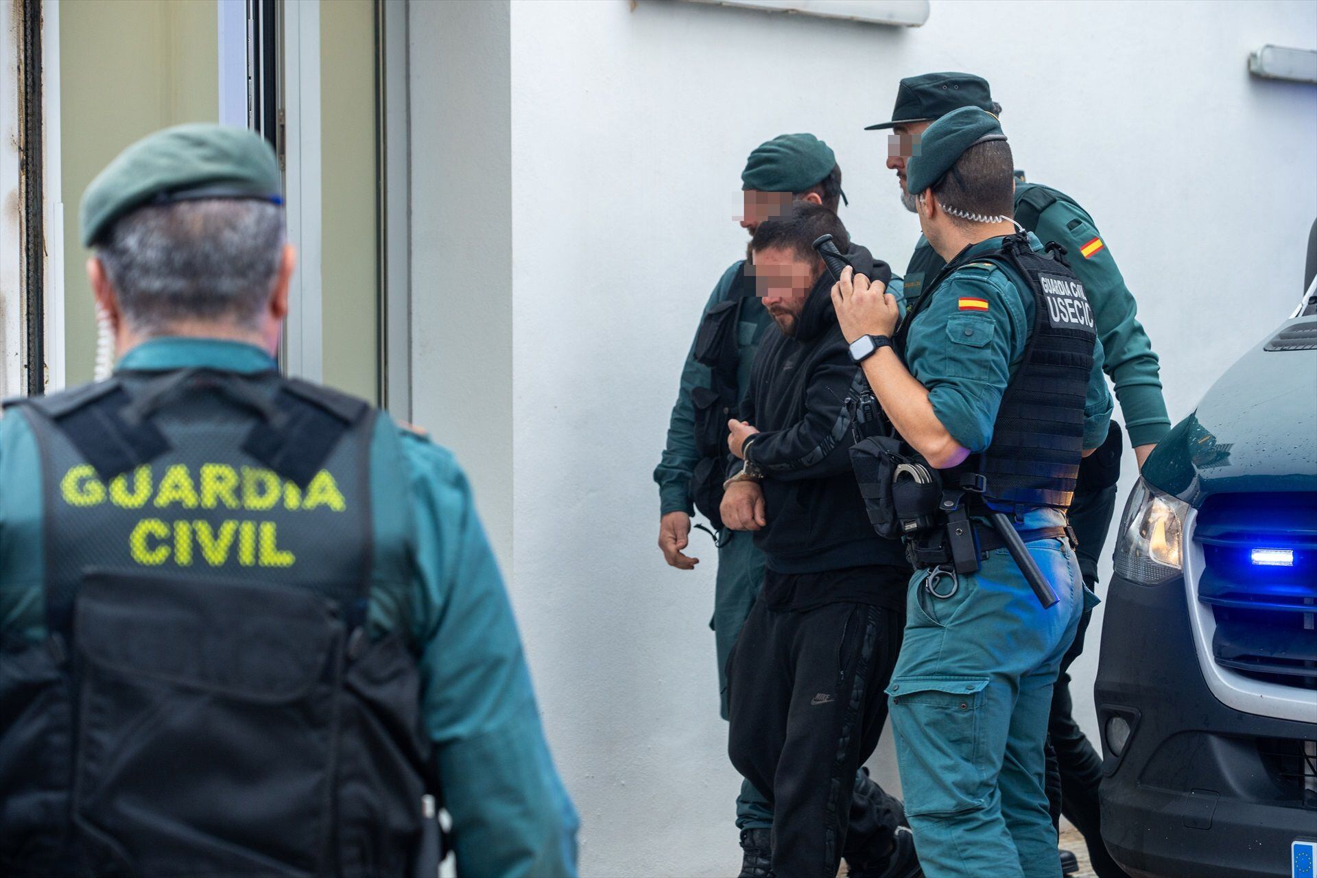Llegada a los juzgados de Barbate de los detenidos por el asesinato de dos guardias civiles. (Francisco J. Olmo/Europa Press)