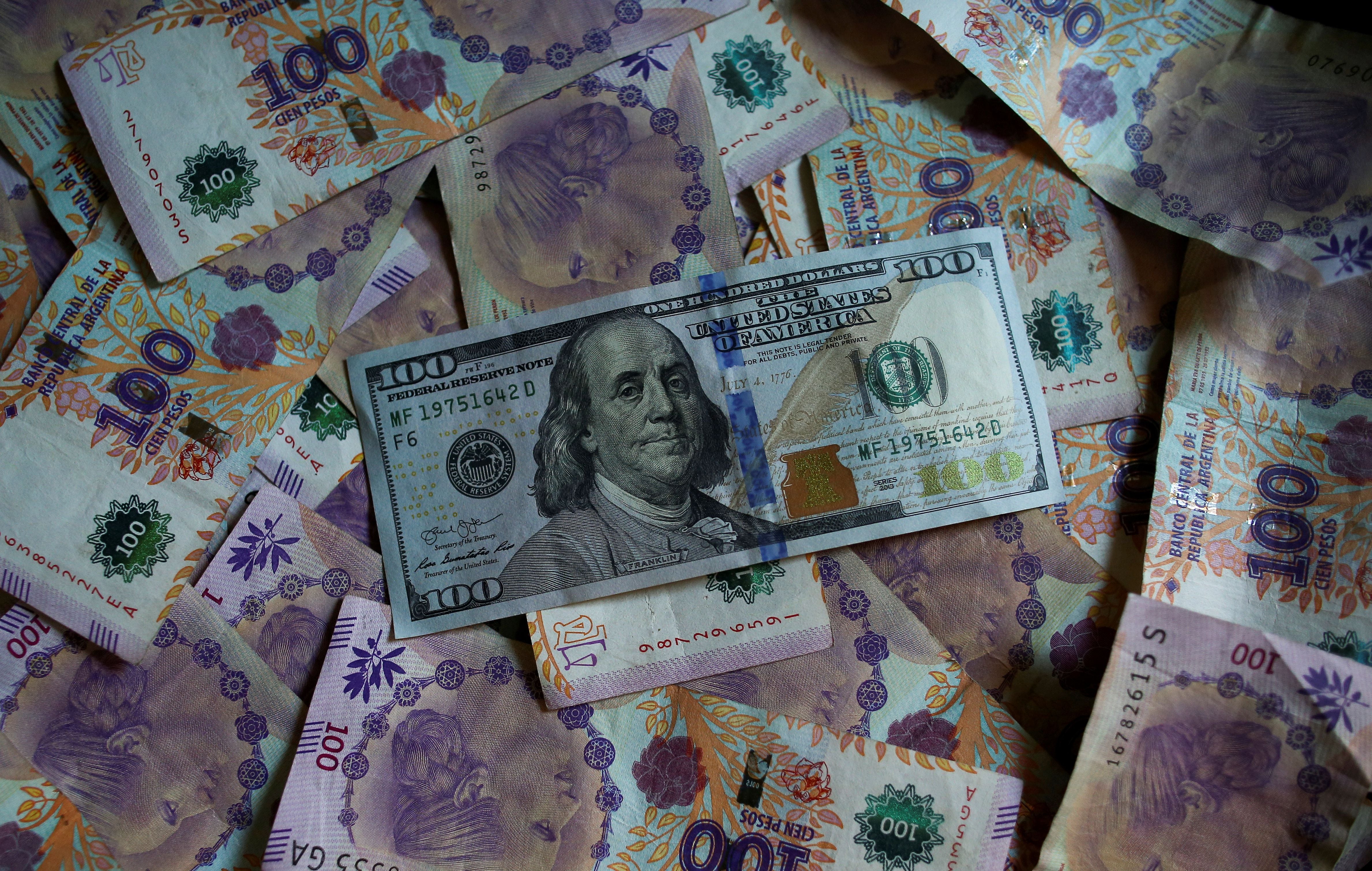 Con el nuevo esquema impositivo, se necesitan unos $100.000 para comprar los USD 200 mensuales (Reuters)