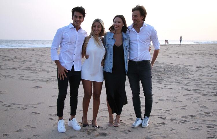 Los cumpleañeros con Guillermo Ardohain, el hermano de Pampita, y su pareja