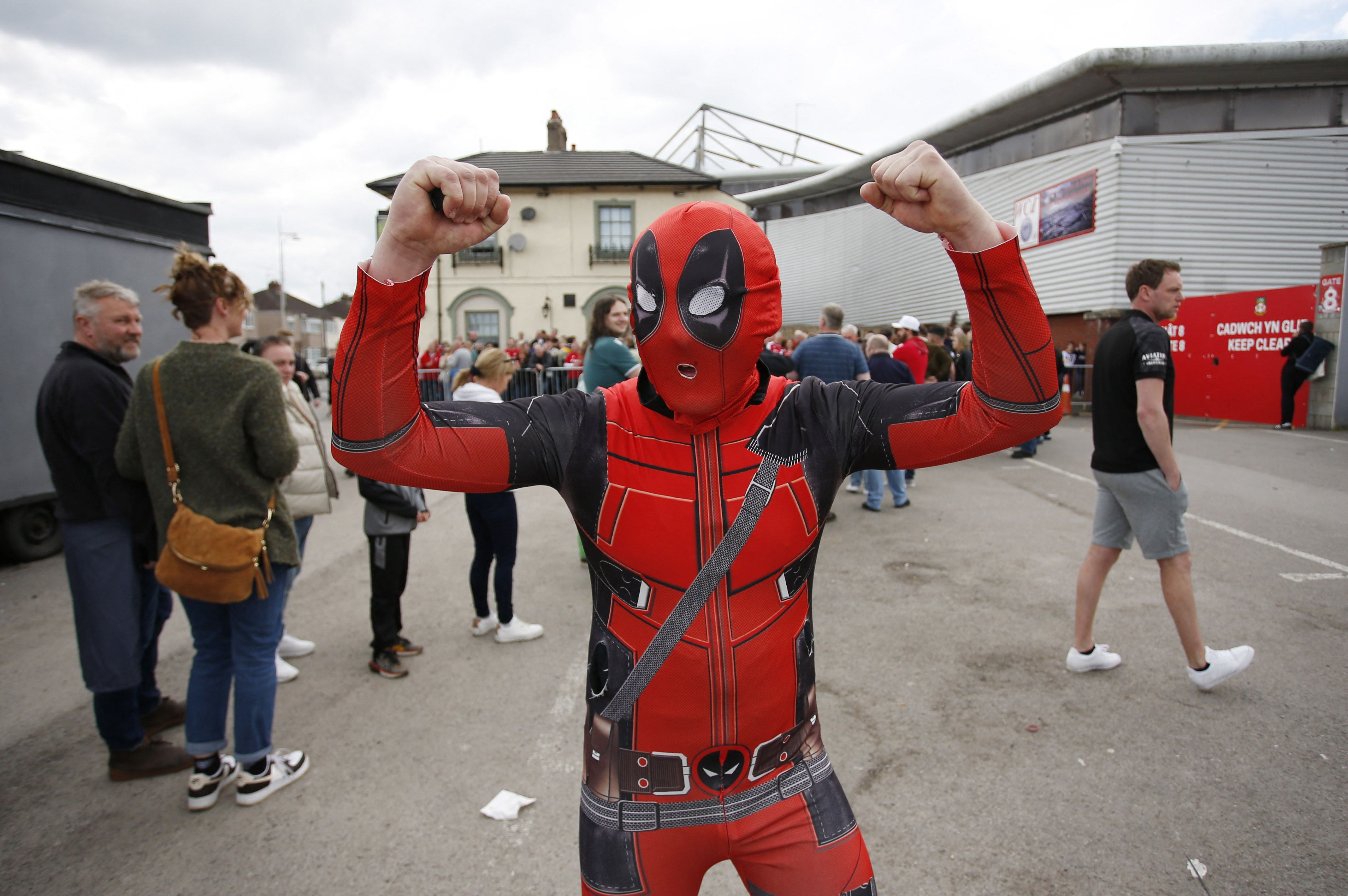 Un hincha del Wrexham disfrazado como Deadpool para celebrar el ascenso de categoría (Reuters)