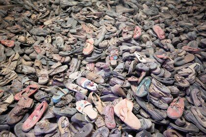 Otra imagen del horror: los zapatos de los prisioneros en el campo de exterminio nazi (REUTERS/Axel Schmidt)