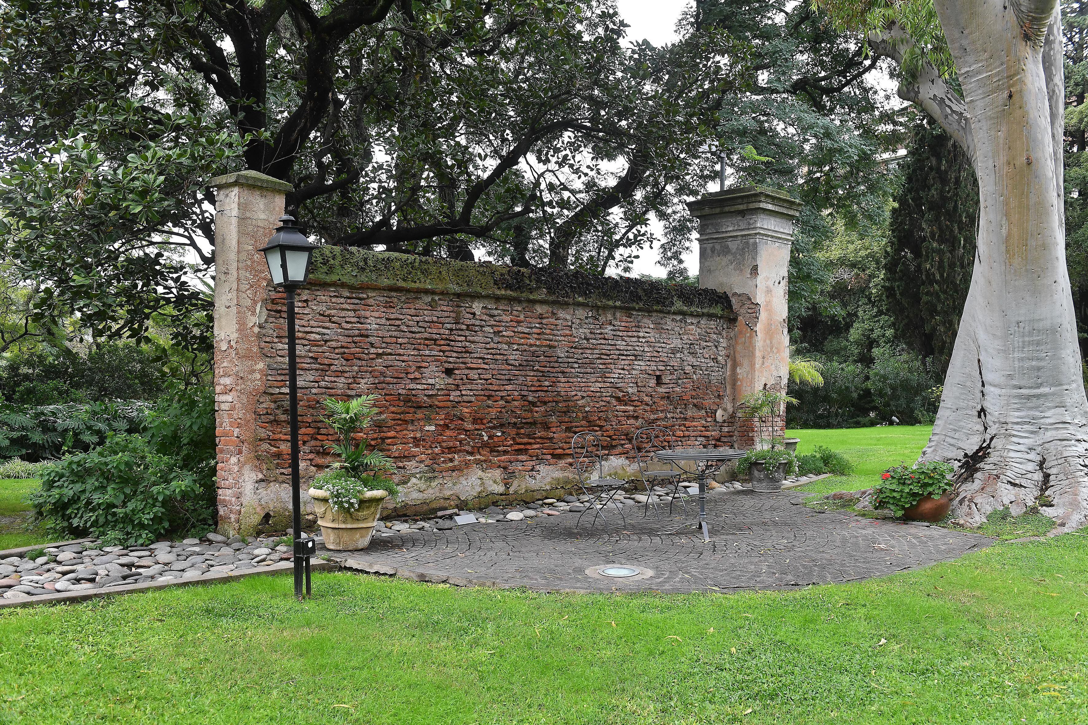El muro pertenece a la casona de la antigua Quinta de Hale, el sitio donde funcionó la residencia del embajador británico hasta que el Gobierno decidió comprar el Palacio Madero Unzué en 1945 (Maximiliano Luna)