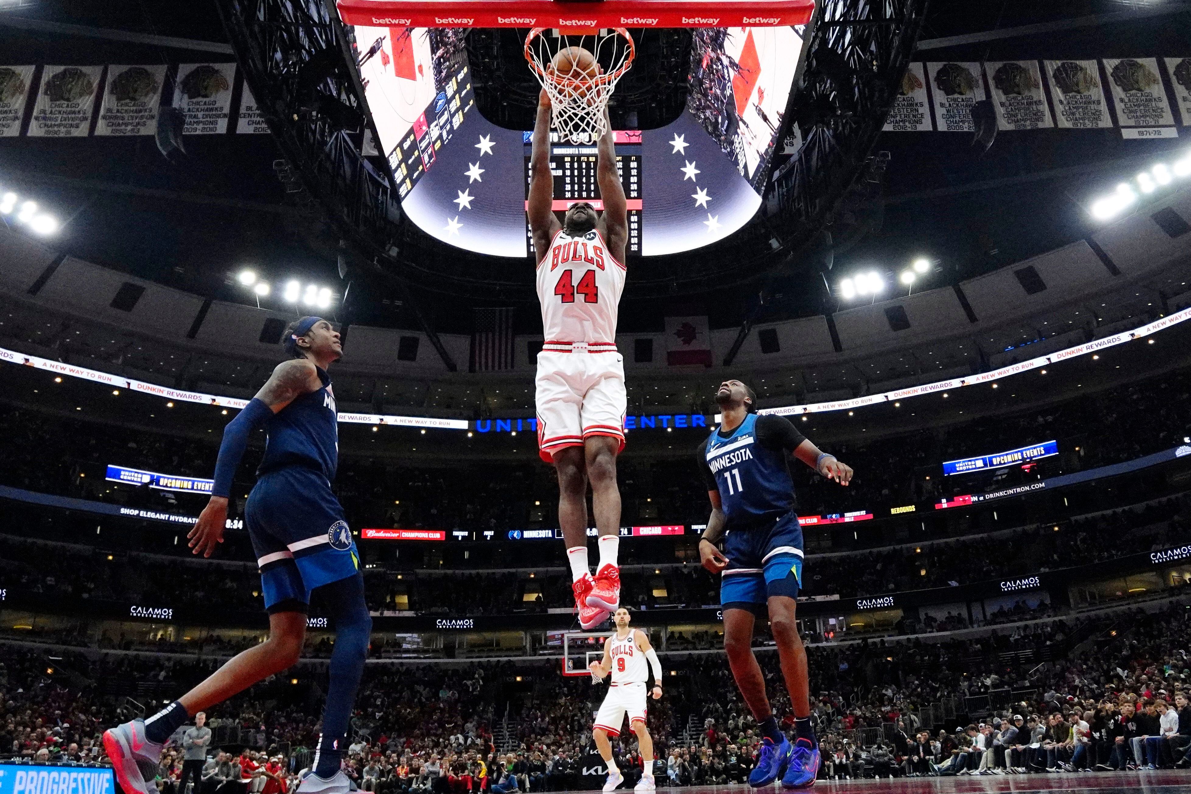 El alero de los Bulls de Chicago, Patrick Williams (44), logra una volcada en contra de los Timberwolves de Minnesota, durante la segunda mitad del juego de baloncesto de la NBA en Chicago, el viernes 17 de marzo de 2023, en Chicago. (AP Foto/Nam Y. Huh)
