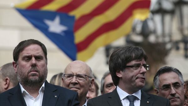 Junqueras, junto al ex presidente de la Generalitat, Carles Puigdemont (AP Photo/Manu Fernandez)