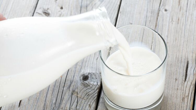 Un vaso de leche antes de dormir favorecería el buen descanso (Archivo)