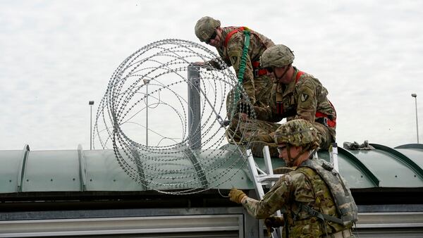 La seguridad en la frontera fue reforzada y ya alcanza los 15 mil efectivos (AFP)