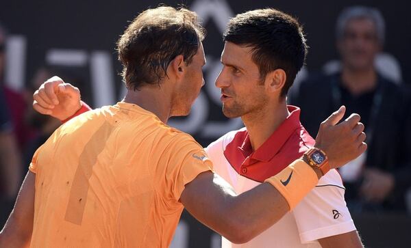 Rafael Nadal y Novak Djokovic se saludan tras disputar el partido de semifinales del Masters 1000 de Roma (EFE)