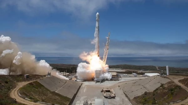 El cohete SpaceX Falcon 9 despega desde la Base AÃ©rea Vandenberg en California el 22 de mayo de 2018 (NASA)