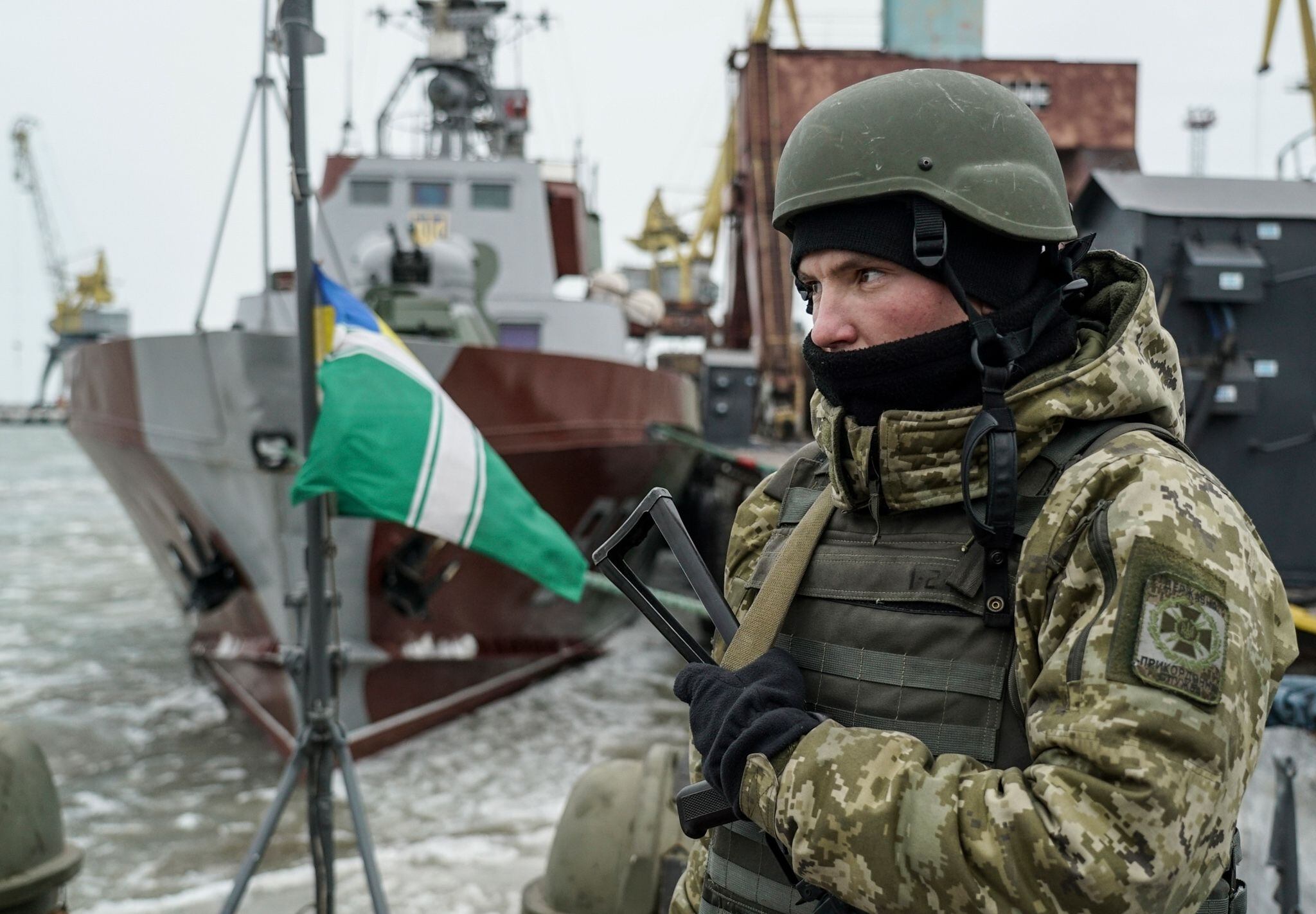 Un marine ucraniano a bordo de un barco de la guardia costera en el puerto de Mariupol, sobre el mar de Azov. (AP Photo/Evgeniy Maloletka)