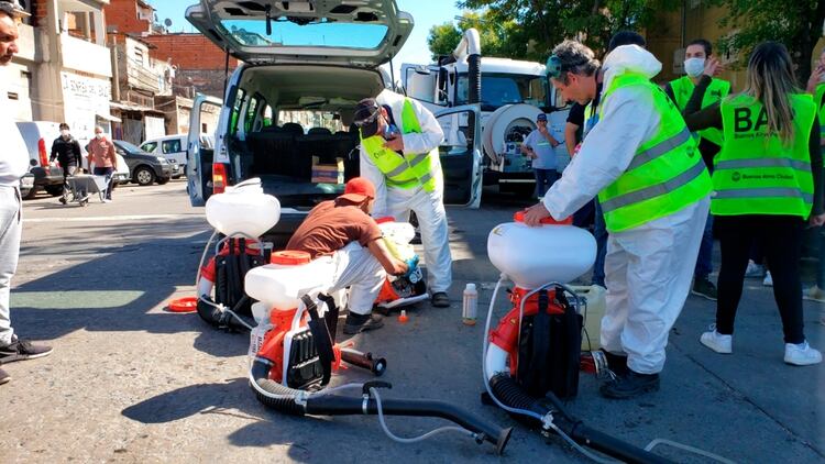 Los equipos territoriales del Ministerio de Desarrollo Humano y Hábitat realizan operativos con camiones que limpian con mangueras, vivienda por vivienda