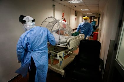 Enfermeros del área del Centro de Tratamientos intensivos (CTI) del hospital privado Casmu atienden a pacientes covid-19, el 14 de abril de 2021, en Montevideo (Uruguay). EFE/Raúl Martínez/Archivo
