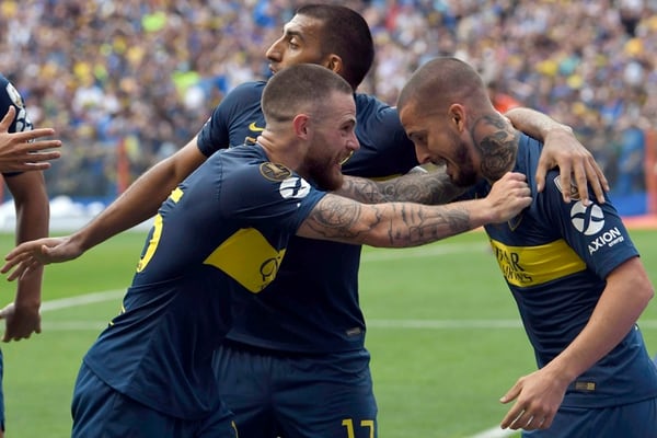 Dario Benedetto, Ramón “Wanchope” Ábila y Nahitan Nández celebran el segundo gol de Boca ante River en la primera final de la Copa Libertadores 2018. (AP)