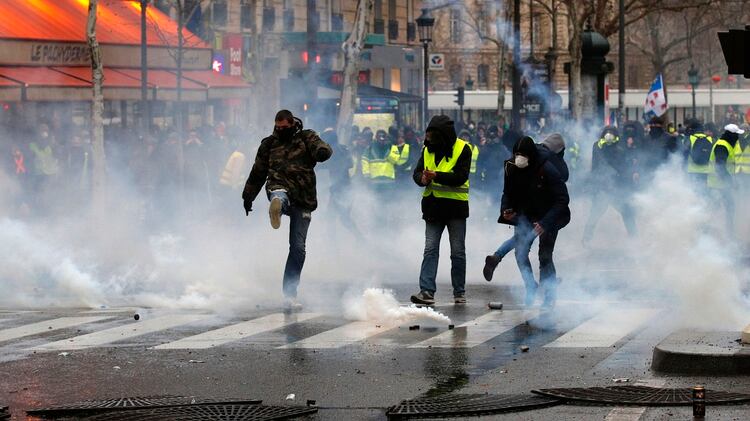 Los chalecos amarillos reclaman por la violencia policial (AP Photo/Francois Mori)