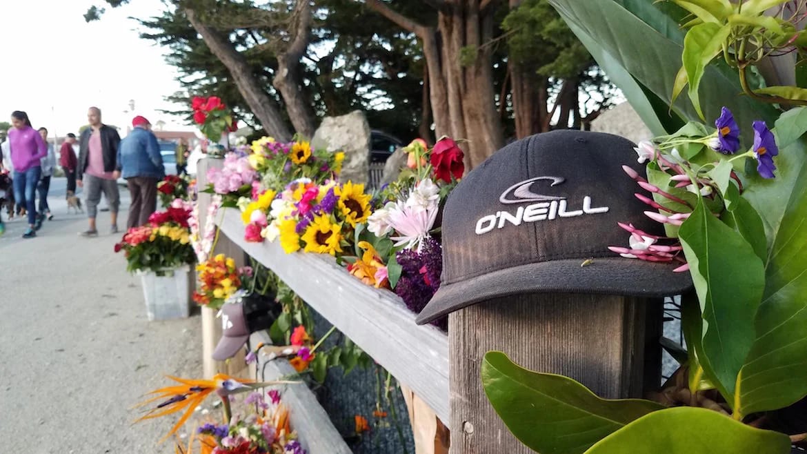 El homenaje de los seguidores de O´Neill en la entrada de su hogar de Santa Mónica, California