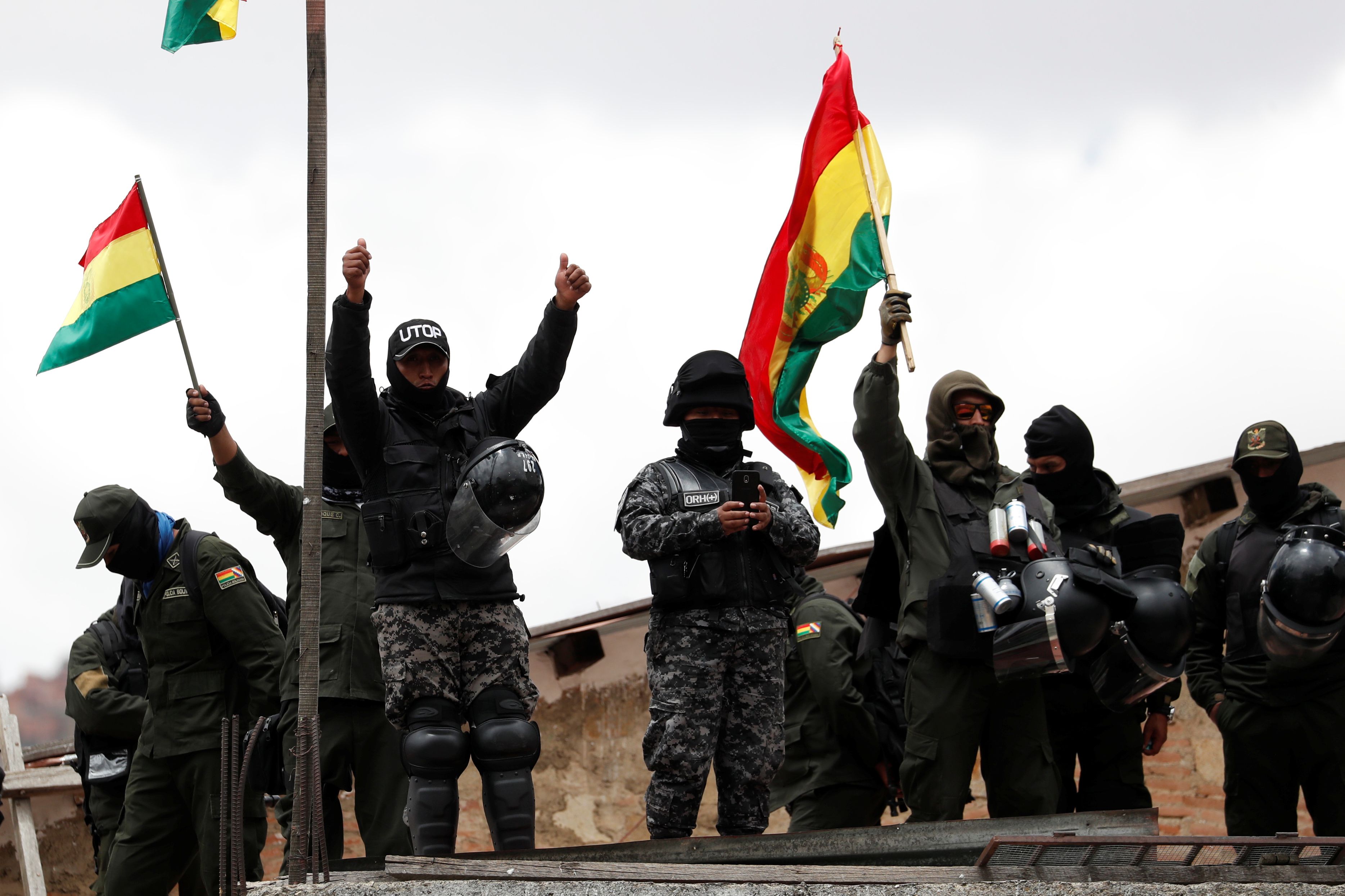 Policía demostrando su apoyo a los manifestantes que marcharon el sábado por las calles de La Paz. (REUTERS/Carlos Garcia Rawlins)