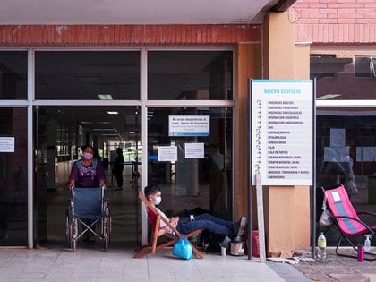Un familiar de un paciente con la enfermedad del coronavirus (COVID-19) espera fuera del hospital para asistir a su pariente en caso de necesidad, en San Lorenzo, en las afueras de Asunción, Paraguay, el 22 de marzo de 2021. REUTERS/Mayeli Villalba