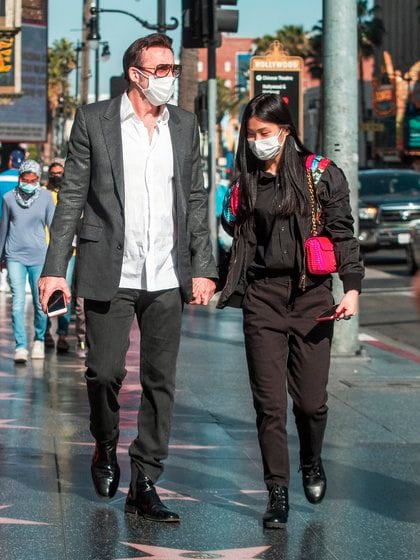 Romántico paseo. Nicholas Cage fue visto paseando por las calles de Hollywood tomando de la mano de su pareja, Riko Shibata, quien tiene 30 años menos que el actor