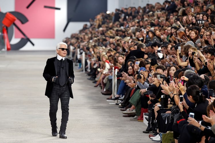 Karl Lagerfeld en otro de sus recordados desfiles en 2014 (Reuters)